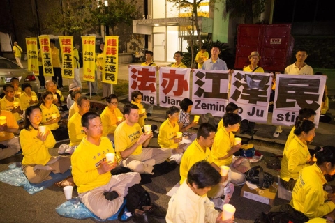 2015-10-17-minghui-los angeles chinese embassy candlelight vigil-02