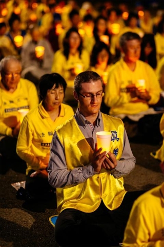 2015-10-17-minghui-los angeles chinese embassy candlelight vigil-03