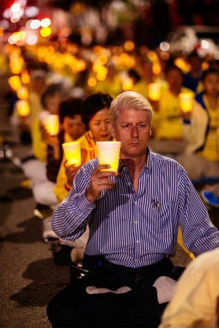 2015-10-17-minghui-los angeles chinese embassy candlelight vigil-05