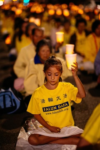 2015-10-17-minghui-los angeles chinese embassy candlelight vigil-07