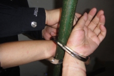 2013-10-11-minghui-kuxing-handcuff