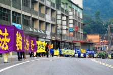2013-11-29-minghui-taiwan-protest-01
