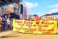 2019 9 19 poland falun gong parade 01