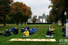 2021 10 30 belgium demo falun gong exercises 01