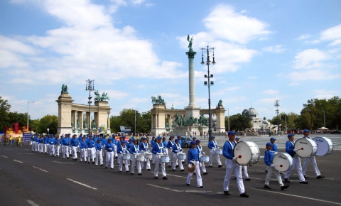 2010-8-22-budapest-parade-02