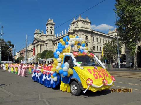2010-8-22-budapest-parade-04