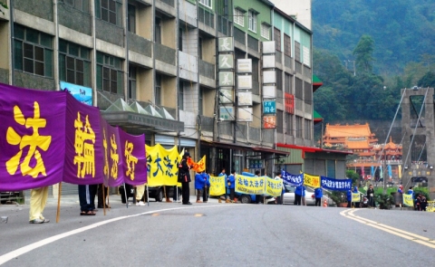 2013-11-29-minghui-taiwan-protest-01