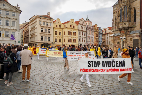 2025-10-17-czech-parade_08
